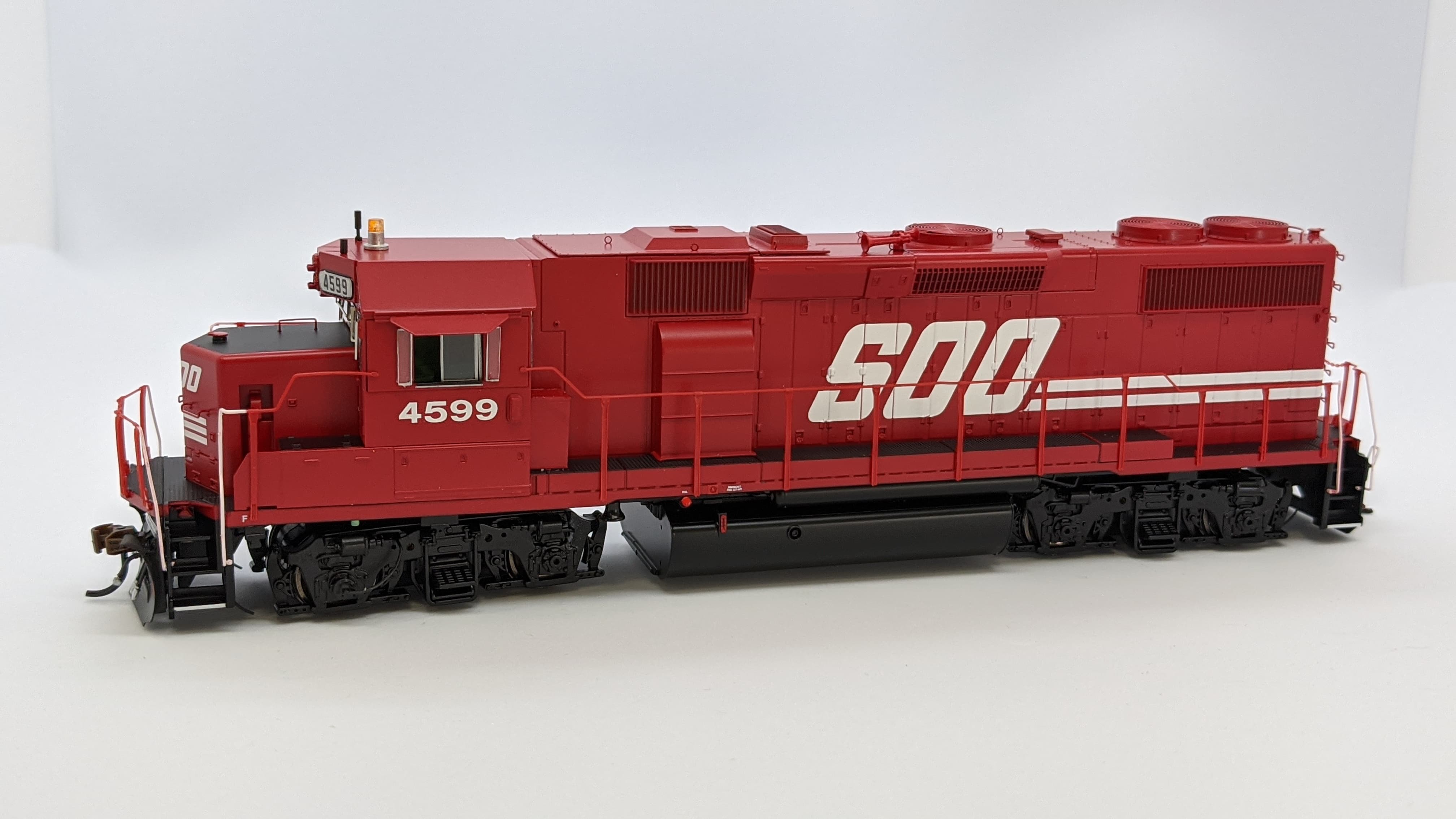 Athearn Geneis G65399 HO Scale - GP39-2 - DCC Ready - SOO/ Red #4598