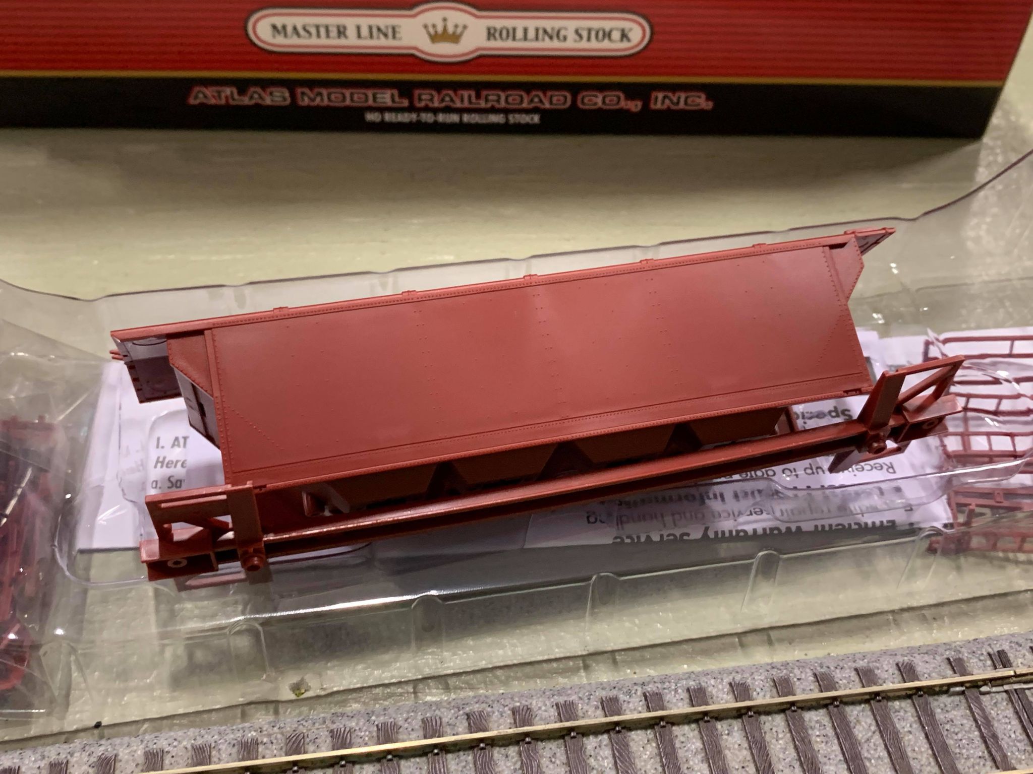 Atlas 20006354 HO Scale - Slab Side Covered Hopper - Undecorated (12 Hatch, Closed)