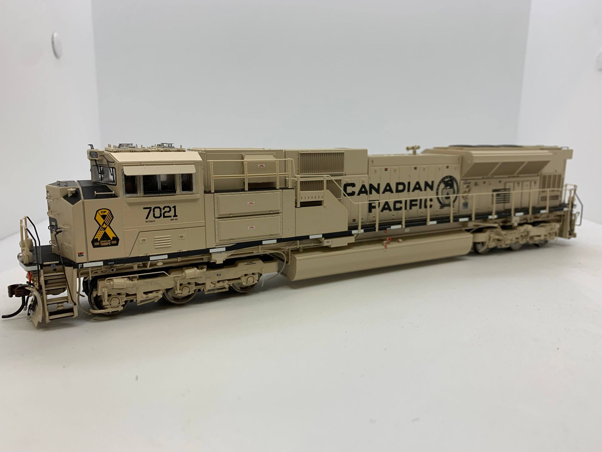 Athearn Genesis G1158 - HO EMD SD70ACU - DCC & Sound - Canadian Pacific CP (Sand) #7021