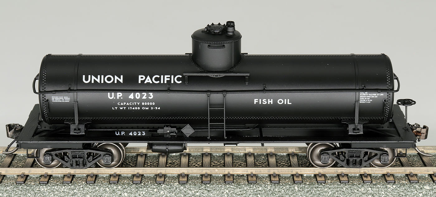 Intermountain 46350 - HO ACF Type 27 Riveted 8,000 Gallon Tank Car - Union Pacific #4001