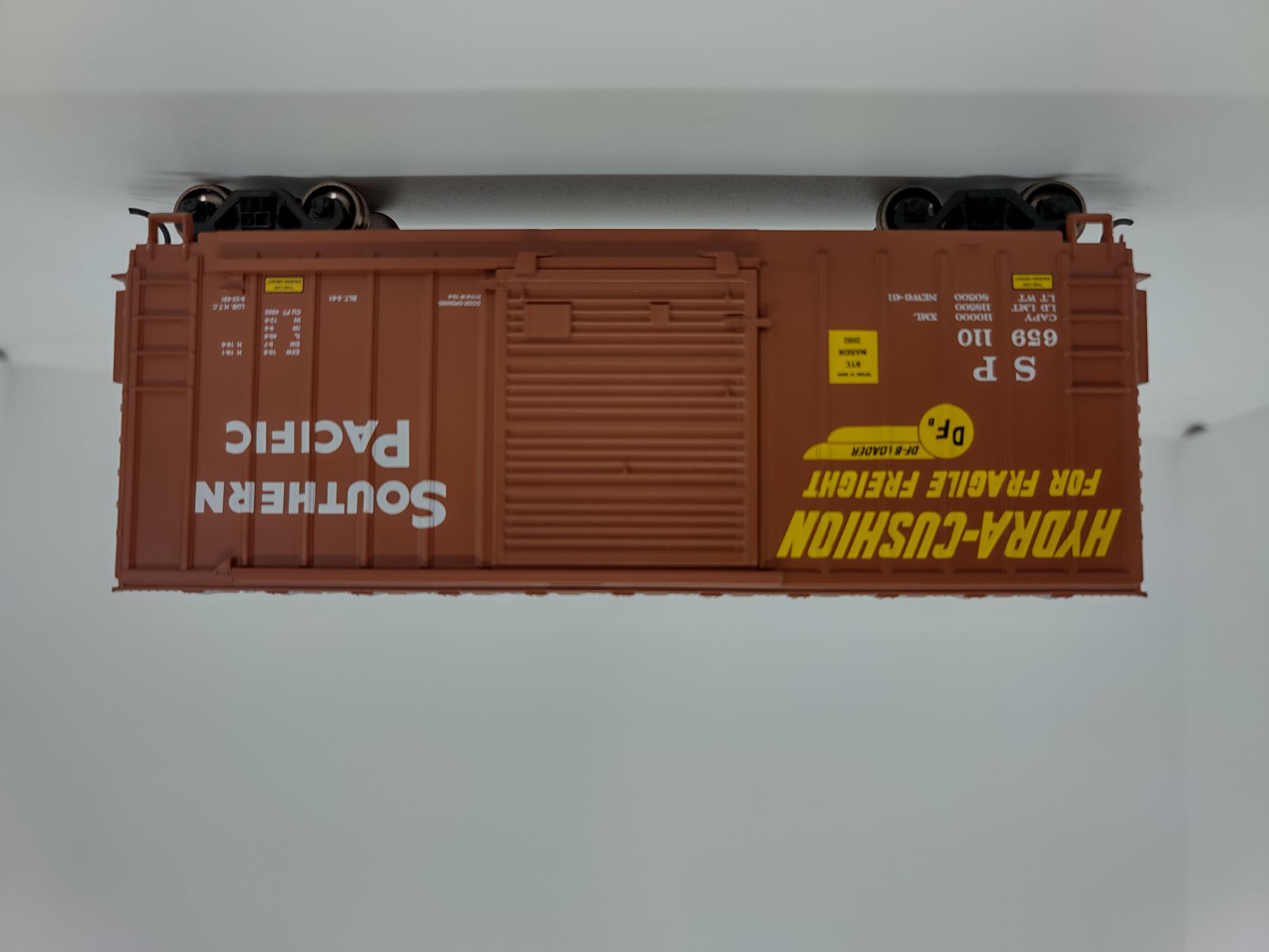 Athearn Roundhouse RND1073 - HO 40Ft High Cube Outside Braced Boxcar - Southern Pacific #659110