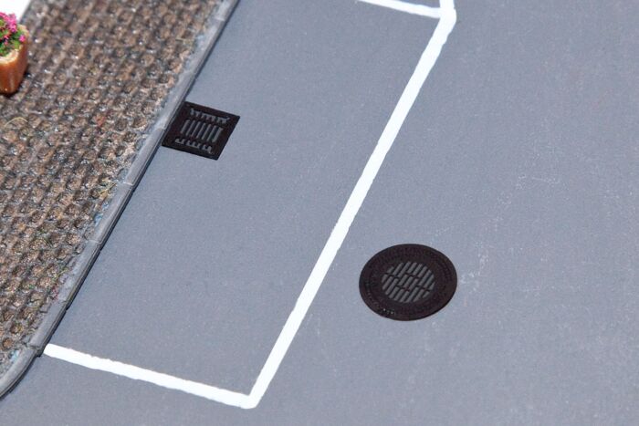 Walthers SceneMaster 4123 - HO Manhole Covers & Sewer Grates - Etched-Metal (10pcs)