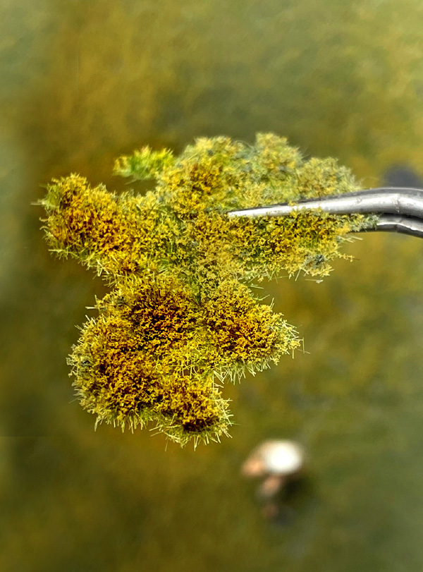 Martin Welberg Scenic Studios WB-PW224 - 2mm Multi-Layered Autumn Tufts with Weeds