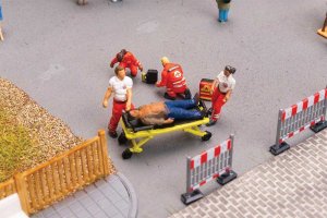 Faller 151722 - HO Scale Paramedics -- 5 with Accessories