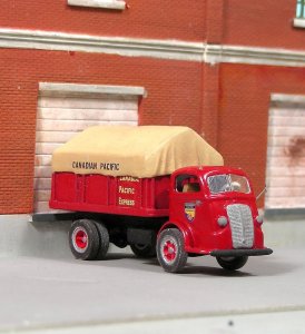 Sylvain Scale Models V-151-1 - HO 1937-41 International D-400 with Stake Body - Unpainted Resin K...