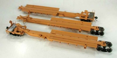 Bowser 42823 - HO RTR Trinity RAF 33C 3-Unit Spine Car - Trailer Train TTAX #355172