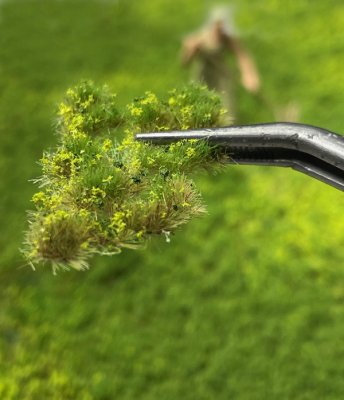 Martin Welberg Scenic Studios WB-PW221 - 2mm Multi-Layered Spring Tufts with Weeds