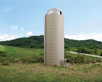 Walthers Cornerstone 3332 - HO Scale Concrete-Style Silo -- Kit - 1-5/8" x 5-1/2" 42 x 142cm
