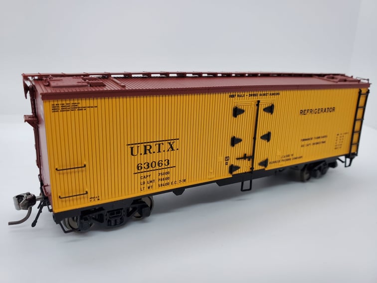 Rapido Trains 121061-4 - HO 37ft General American Meat Reefer - Union Refrigerator Transit (URTX) #63080