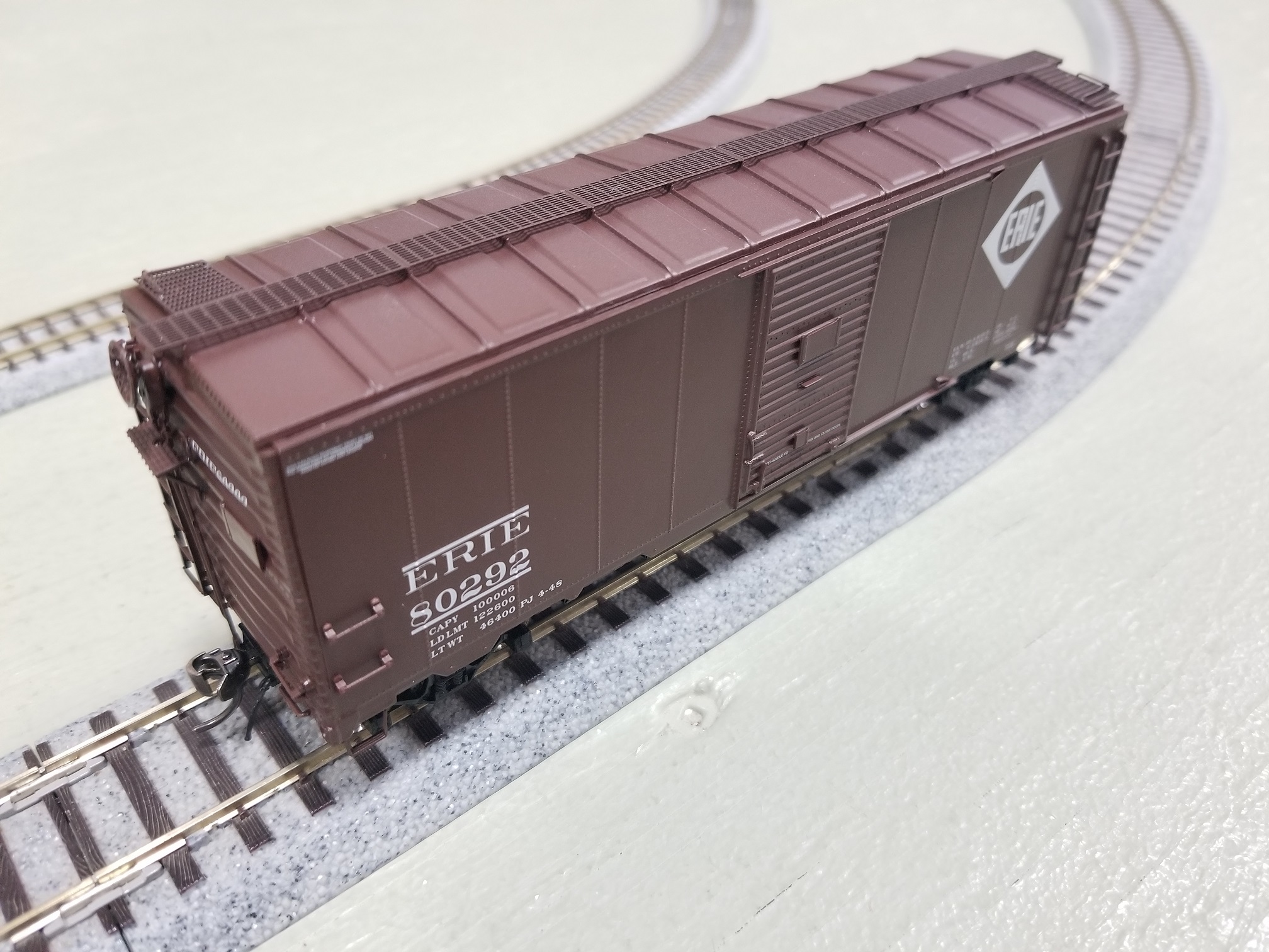 Intermountain 45842-04 HO Scale - 10Ft 6In Modified 1937 AAR Boxcar - Erie - Large Herald #80275