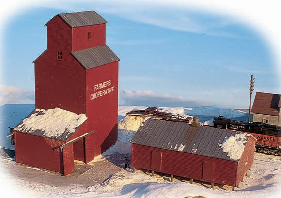 Walthers Cornerstone 3238 - N Scale Farmers Co-op Rural Grain Elevator - Kit