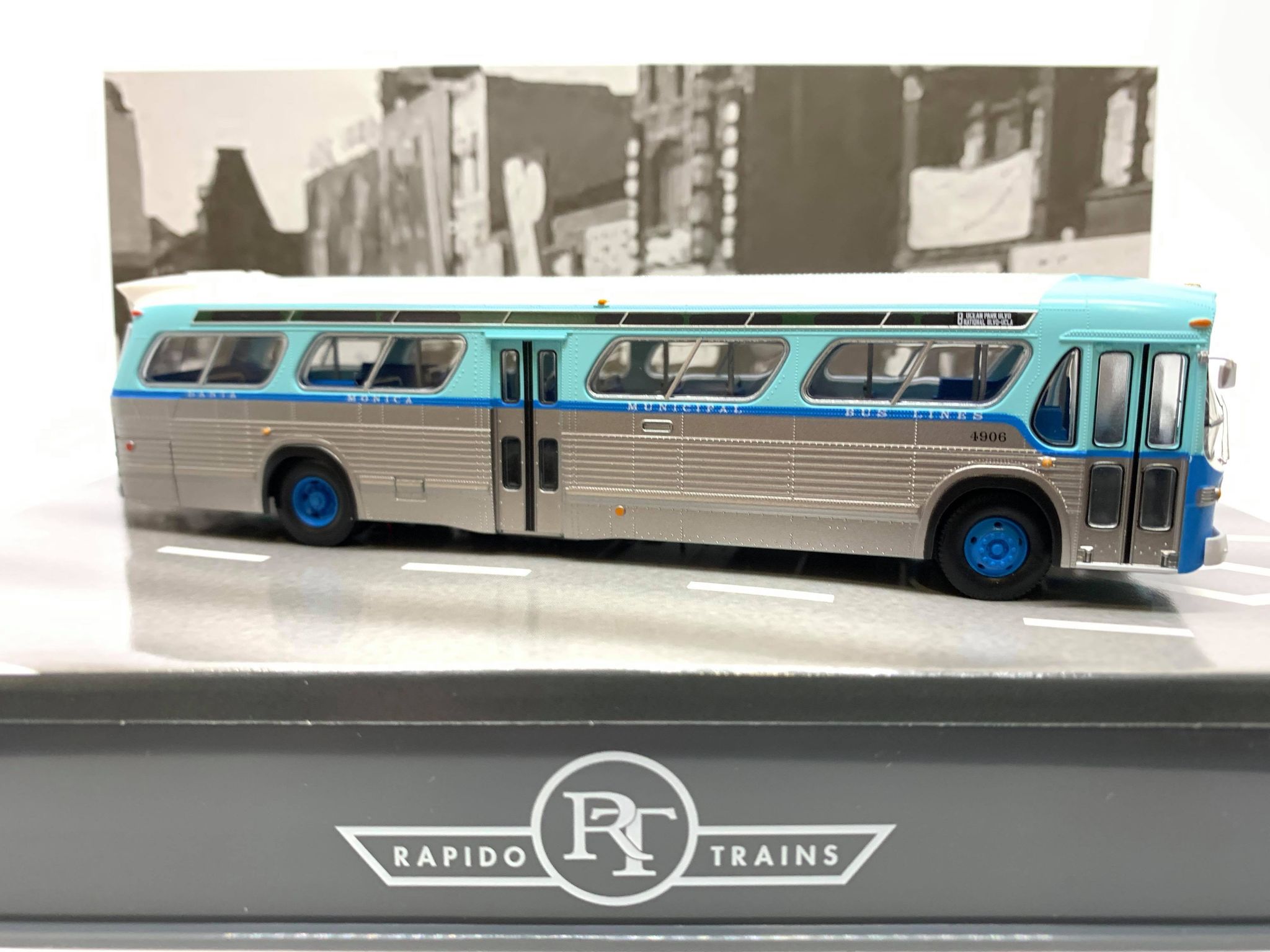 Rapido Trains 753063 HO New Look Bus Santa Monica(SMMBL) 8 Ocean Park, National Blvd/UCLA No.4906 Deluxe