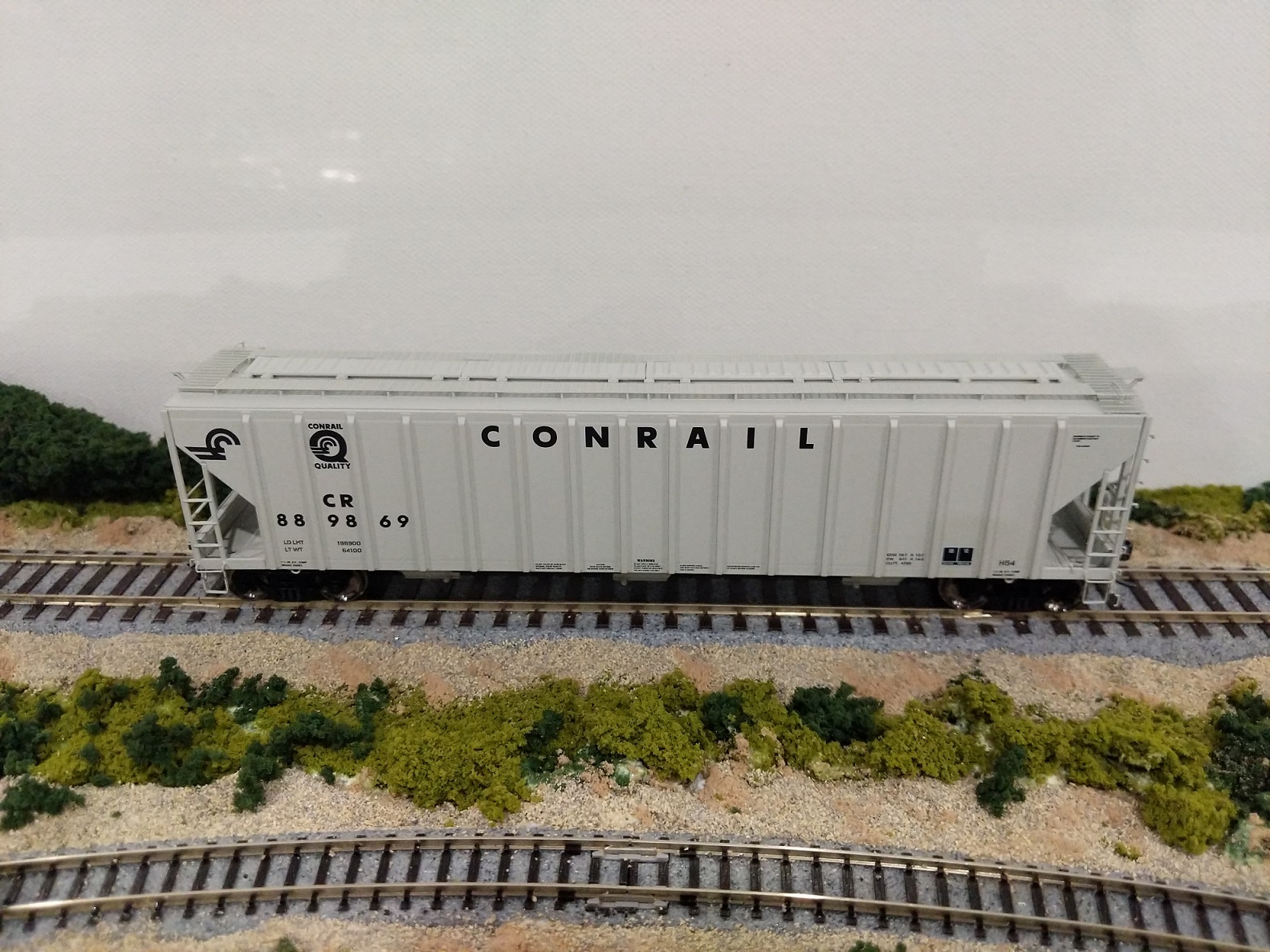 Intermountain 472246-04 HO Scale - 4785 PS2-CD Covered Hopper - Late - Conrail Grey Quality Logo #888886