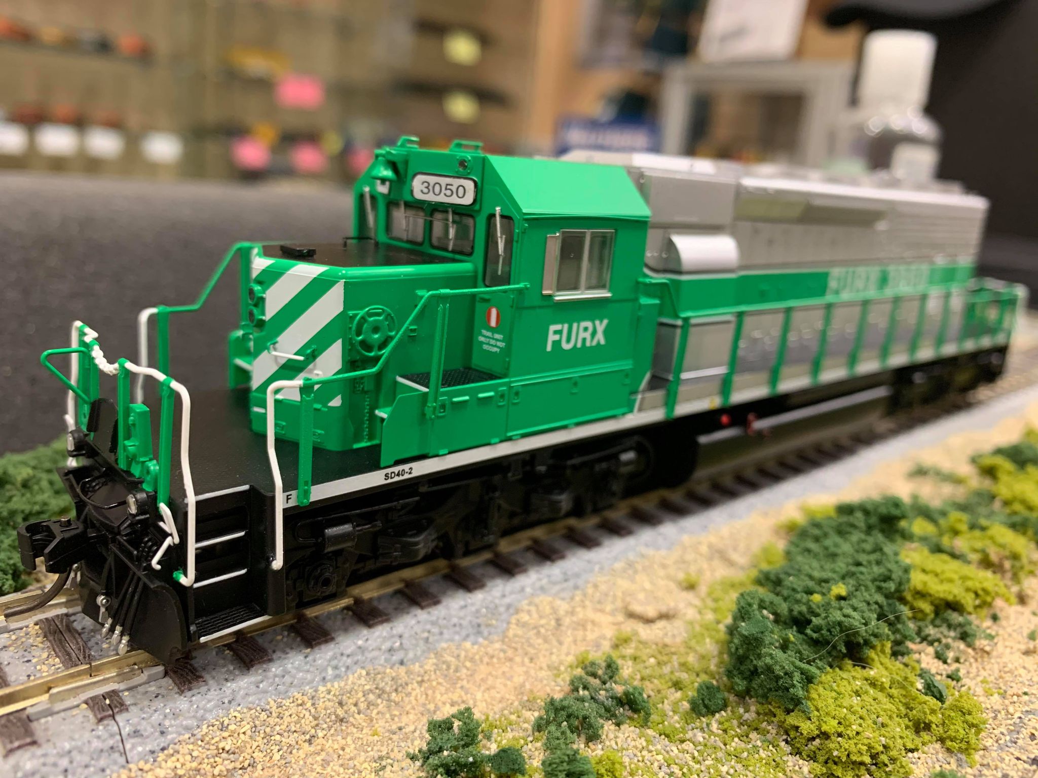 Bowser 25058 - HO GMD SD40-2 - DCC Ready - FURX (Green and Silver) #3052