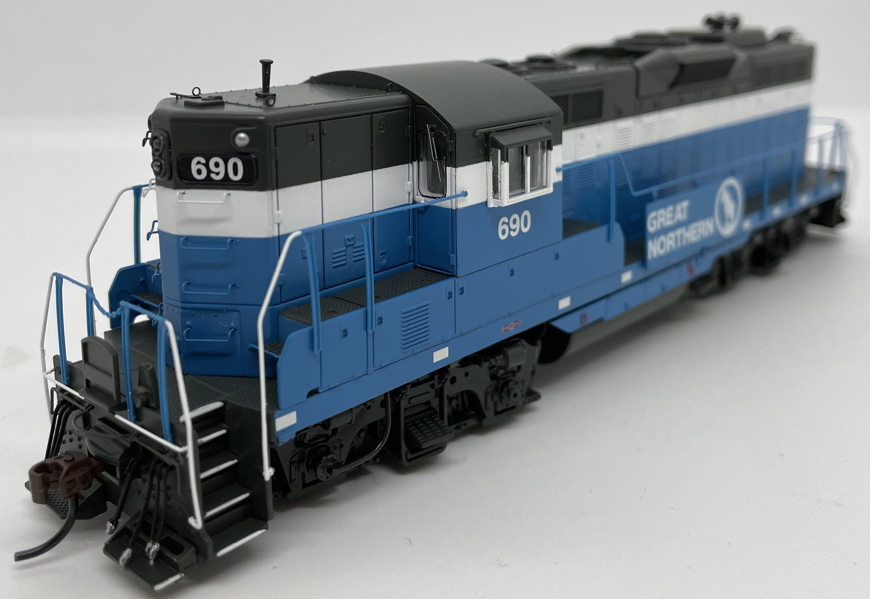 Athearn Genesis G82383 - HO GP9 - DCC & Sound - Great Northern #690