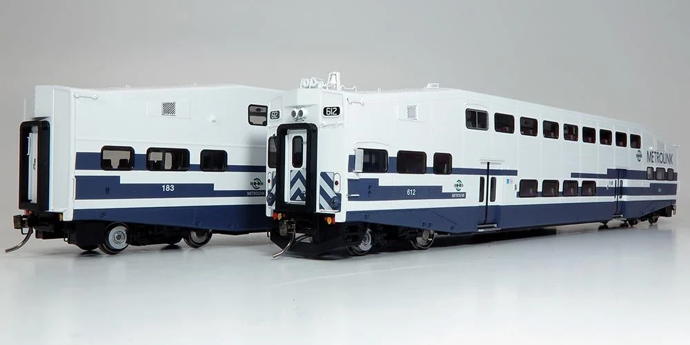 Rapido 146007 HO - BiLevel Commuter Car - Metrolink: Set #2 (Cab: 628 Coaches: 189, 207)