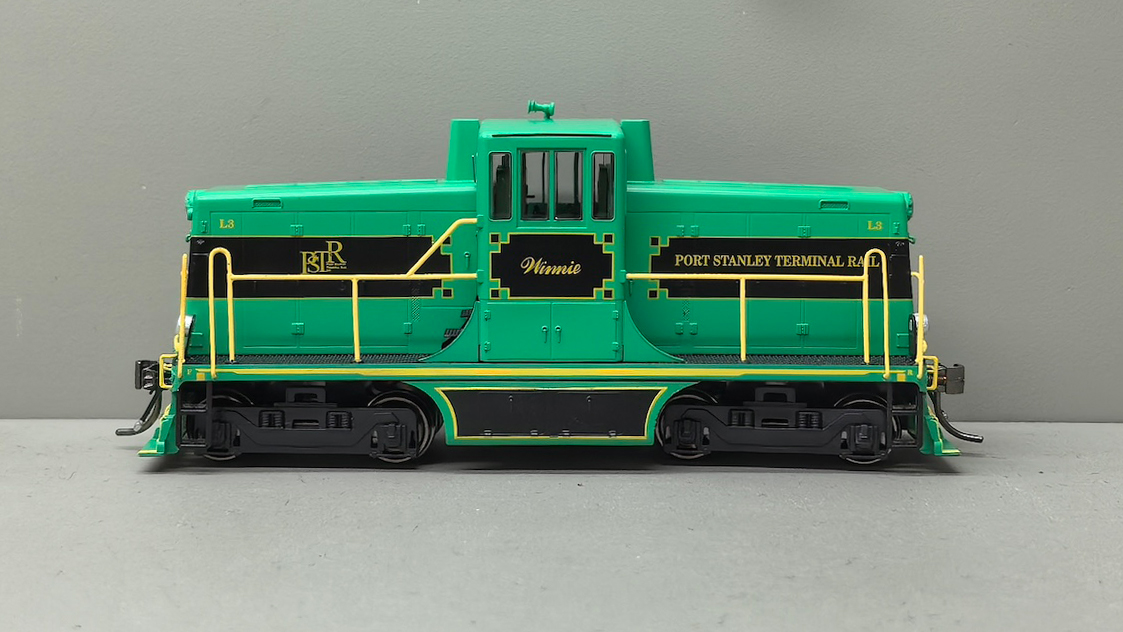 Rapido 48075 - HO GE 44 Tonner - DC/Silent Port Stanley Terminal Railroad L3 - Winnie  (Phase IVa...