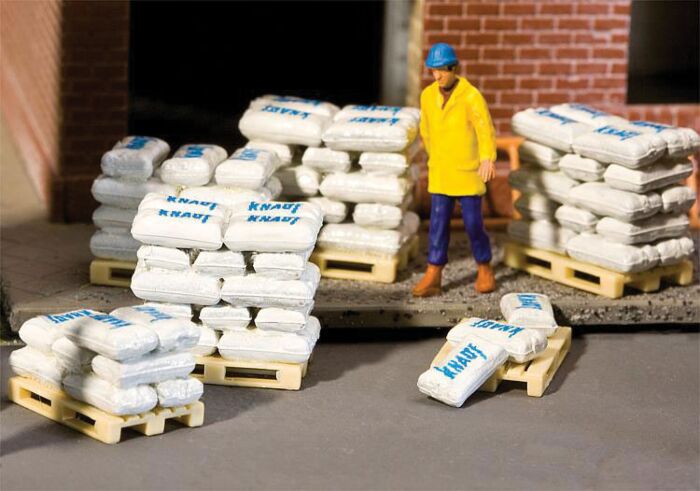 Walthers SceneMaster 4130 - HO Bags of Sand, Grain & Cement (40pk)