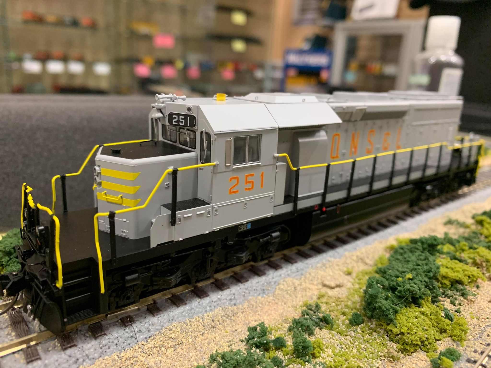 Bowser 25063 - HO GMD SD40-2 - DCC & Sound - QNSL (Grey) #251