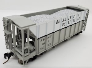 Bowser 43122 - HO RTR 70 Ton 2 Ballast Hopper w/ Side Chutes - Reading & Northern #107