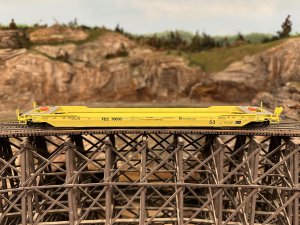 Aurora Miniatures 311023 - HO TrentonWorks 53' All-Purpose Well Car - FEC #70586 (Yellow)
