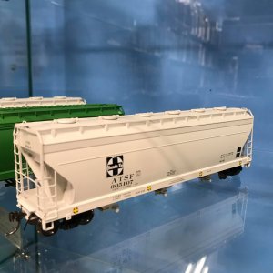 Intermountain 47086-02 HO RTR- ACF 4650 3-Bay Hopper - Santa Fe ATSF #305104