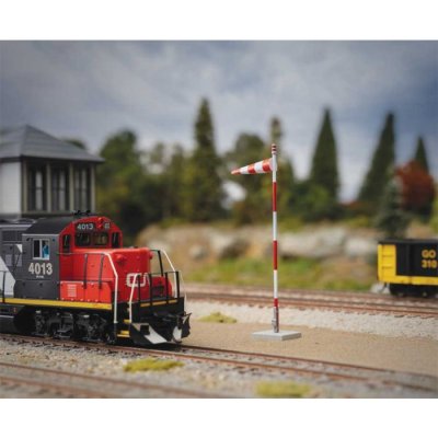 Walthers SceneMaster 4173 - HO Scale Windsocks Kit, Set of Six