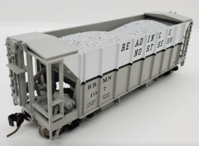 Bowser 43122 - HO RTR 70 Ton 2 Ballast Hopper w/ Side Chutes - Reading & Northern #107