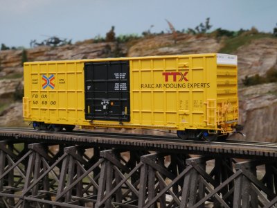 Aurora Miniatures 305010 - HO Gunderson 6276 50Ft Plate F Boxcar - TTX (2016) #506664