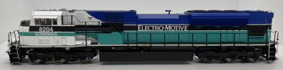 Athearn Genesis G27319 - HO SD90MAC-H Phase I - DCC & Sound - EMDX #8204