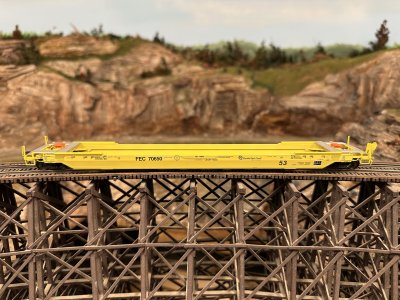 Aurora Miniatures 311023 - HO TrentonWorks 53' All-Purpose Well Car - FEC #70586 (Yellow)