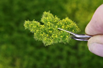 Martin Welberg Scenic Studios WB-PW241 - Layered Tufts - Spring w/ Weeds - 2mm-4mm - 1 Sheet