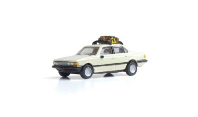 Woodland Scenics 5370 - HO Family Vacation Sedan - Modern Era Vehicles -- White, Black