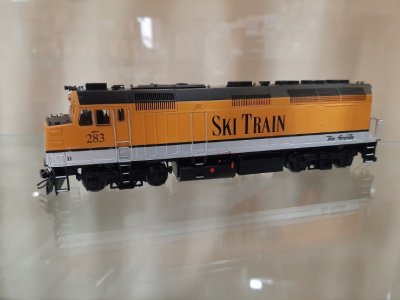 Rapido 083612 - HO EMD F40PH Ph2 w/ditch lights - DCC/Sound - DRGW Ski Train #283