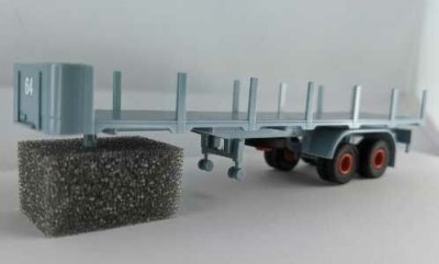 Brekina 95568 - HO Stake Trailer - Assembled - #64 (blue-gray, red, German Lettering)