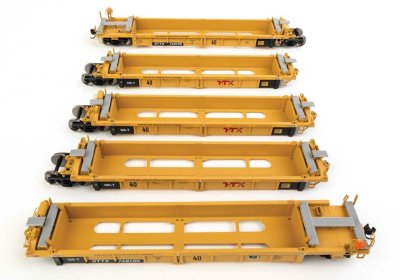 WalthersMainline 55674 - HO Thrall 5-Unit Rebuilt 40ft Well Car - TTX DTTX #748310 - Large red TT...